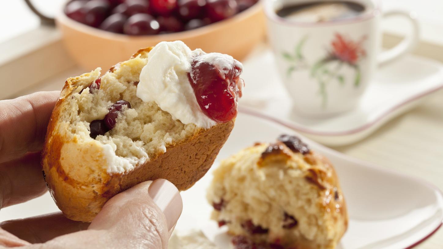 Auch bei der neuen Besitzerin Maria Mulzer gibt es weiterhin die berühmten Scones mit Clotted Cream.