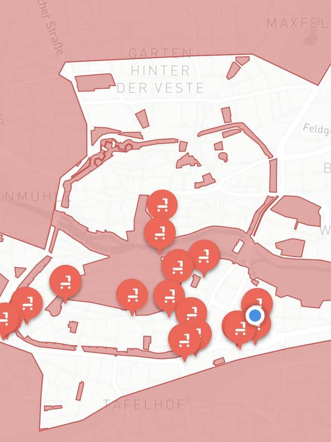 Wenig Auswahl: Nur in den weiß markierten Gebieten dürfen die E-Scooter abgestellt werden. Wenig Auswahl: Nur in den weiß markierten Gebieten dürfen die E-Scooter abgestellt werden.