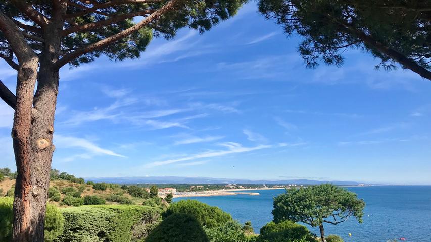Wenn das Wetter mitspielt, und in den Sommermonaten spielt es fast immer mit, laden in Argelès-sur-Mer nicht nur die Winzer zur Weinprobe, sondern auch die kilometerlangen Sandstrände zum Baden ein.