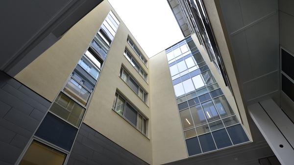 Mit weit über 500 Betten und über 1800 Mitarbeitern an den Standorten Neumarkt und Parsberg in 17 Fachabteilungen und 23 tagesklinischen Behandlungsplätzen zählt das Klinikum Neumarkt bereits zu den Schwerpunktkrankenhäusern. In Kooperation mit der Klinik für Neugeborene, Kinder und Jugendliche des Klinikums Nürnberg betreibt es eine kleine Kinderstation.