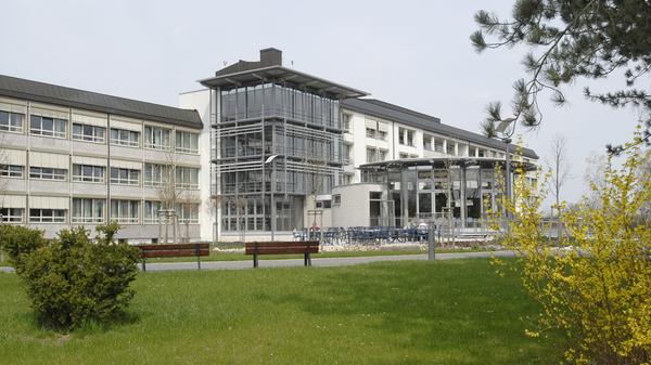 Im vergangenen Jahre feierte das Krankenhaus in Neustadt/Aisch 60-jähriges Bestehen. Neben dem Haus in Bad Windsheim gehört es zum Kommunalunternehmen des Landkreises. 2010 wurde in Neustadt/Aisch der OP-Trakt neu gebaut. In knapp unter 200 Betten werden Patienten in drei Medizinischen Kliniken und Fachabteilungen betreut.