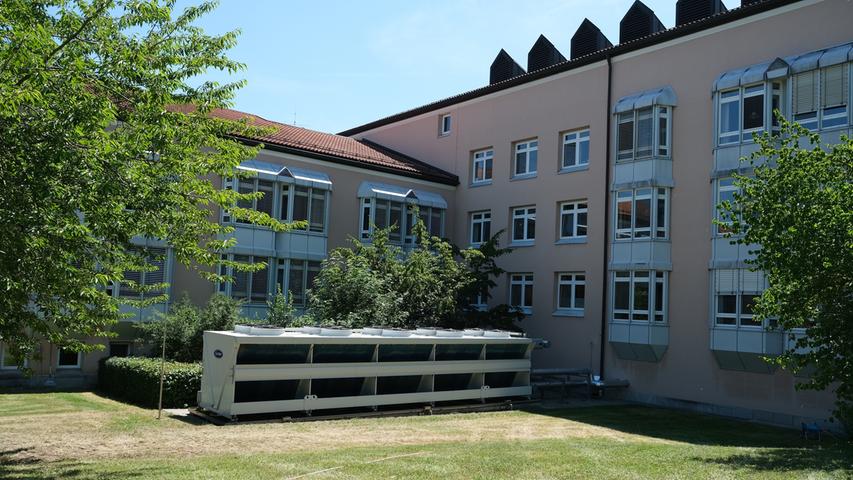 Die Klinik Rothenburg o. d. Tauber gehört zum Krankenhausverbund ANregiomned mit Sitz in Ansbach. Dieser Standort verfügt über die Fachabteilungen Innere Medizin, Elektrophysiologie, Chirurgie, Geburtshilfe, Intensivmedizin, Radiologie und Urologie.