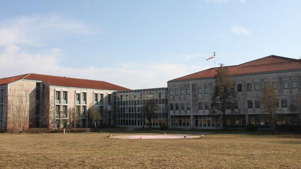 Die Zahl der Fachabteilungen der Klinik Dinkelsbühl (Kreis Ansbach) ist lang. Dazu gehören Innere Medizin, Unfallchirurgie, Gynäkologie oder Intensivmedizin. Auch eine sogenannte Stroke Unit mit Spezialisten für Schlaganfallpatienten gehört dazu. Das Haus ist Teil des Verbunds ANregiomed mit Sitz in Ansbach.