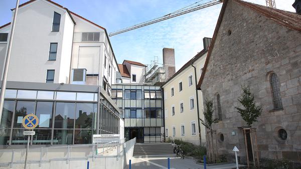 Träger der Einrichtung ist der Landkreis Erlangen-Höchstadt. Sie verfügt über die Hauptfachabteilungen Innere Medizin und Chirurgie sowie die Belegabteilung Hals-Nasen-Ohrenheilkunde. St. Anna steht 24 Stunden an 365 Tagen im Jahr für die stationäre und auch ambulante Notfallversorgung zur Verfügung.