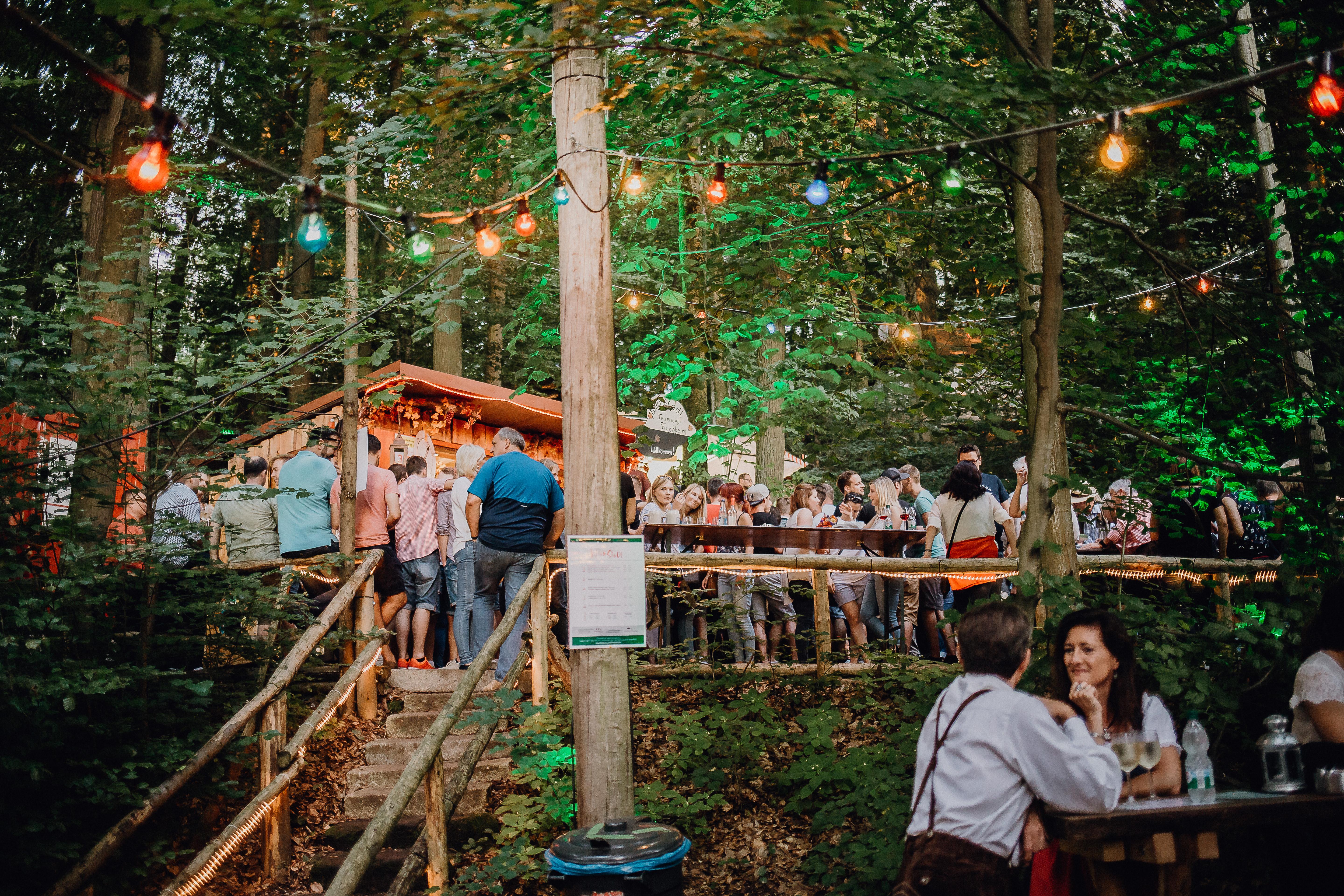 ...die Lichterketten eingeschaltet, später spitzt zwischen den Blättern ab und zu der Mond durch. Das ist die Zeit für Romantiker, die spätestens dann beim Robbie-Williams-Klassiker "Angels" voll auf ihre Kosten kommen. Eine ganz besondere Atmosphäre.