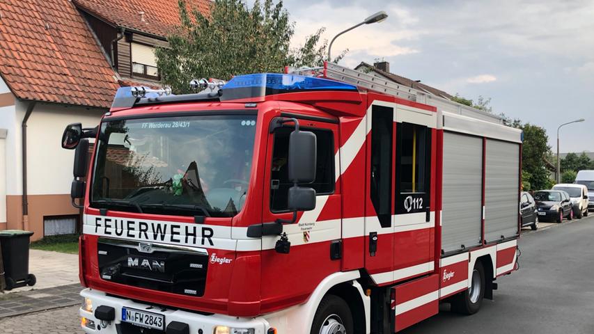 Mann schwer am Rücken verletzt: Bagger stürzt in Nürnberg auf Straße