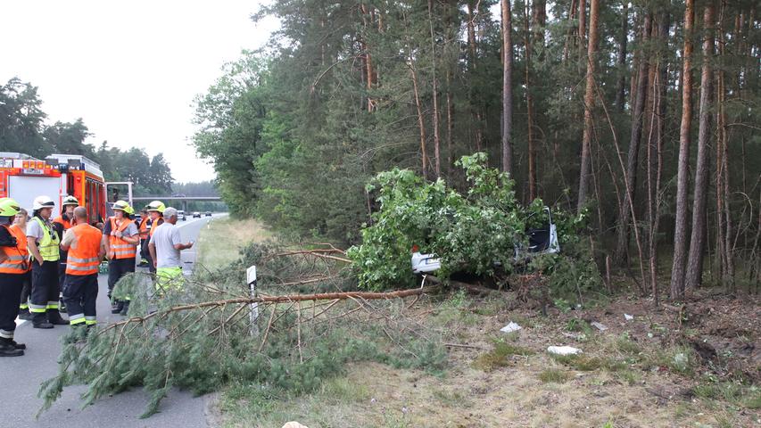 Von der Straße abgekommen: VW fährt auf B2 an einen Baum