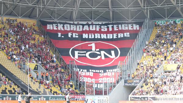 ...dass auch der Saisonauftakt gelingen wird. Der Arbeitsauftrag beim Canadi-Club ist jedenfalls klar formuliert. In den nächsten zwei Jahren will der FCN in die Erstklassigkeit zurückkehren. Wie das funktioniert weiß Nürnbergs Lieblingsverein aus seiner triumph- und tränenreichen Geschichte. Schließlich ist der Club nicht nur ehemaliger Rekordmeister und Rekordabsteiger, sondern auch Rekordaufsteiger.