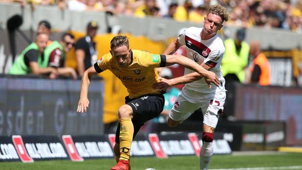 Der FCN setzt derweil in den ersten 30 Minuten keine Offensivakzente. Auch Robin Hack, neben Asger Sörensen Tim Handwerker, Nikola Dovedan einer von vier Neuzugängen in der Nürnberger Startformation, ist zunächst vor allem im Rückwärtsgang gefordert.