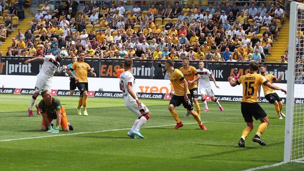 ... zu ersten Chancen: In der 38. Minute sprintet Hack nach öffnendem Zuspiel auf links auf und davon, seine gefährliche Hereingabe können aber der vom Ex-Hoffenheimer gesuchte Dovedan noch Mikael Ishak, der den abprallenden Ball ins Tor köpfen will, verwerten.