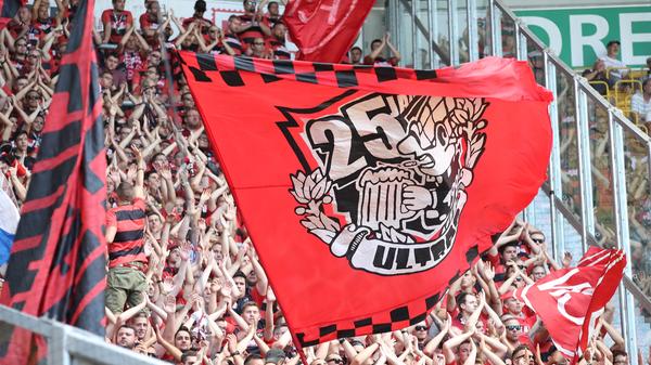 Die Club-Fans können zur Pause mit den anfänglich nicht existenten Angriffsanstrengungen ihres Teams nicht zufrieden sein. Wohl aber damit, dass ihr Herzensverein kurz vor dem Kabinengang eine ordentliche Schippe draufgepackt hat und die Handschrift von Damir Canadi sichtbarer werden ließ.