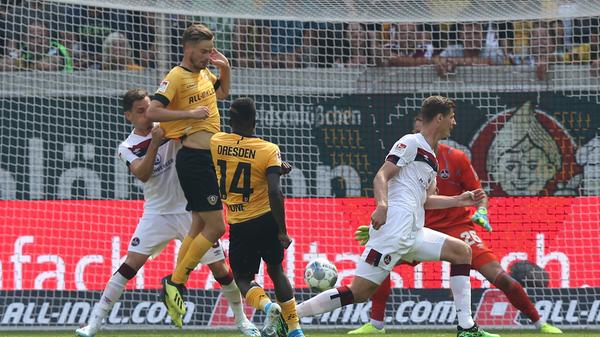 Doch auch Dresden hat Chancen: Die beste hat in der 86. Minute Koné, der Senegalese scheiterte aber mit seinem Schuss im Sechzehner am blendend parierenden Christian Mathenia zwischen den Club-Pfosten.