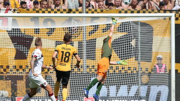 Das 2:0? In der Nachspielzeit klatscht noch ein schöner Kopfball des eingewechselten Ondrej Petrak ans Gebälk. Wenig später pfeift der Referee im Rudolf-Harbig-Stadion ab. Und nun ist...