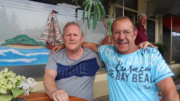 Dresden war in der ersten Halbzeit eindeutig stärker. Was diesen Umstand betrifft, sind sich die beiden befreundeten Clubfans und Stammgäste Norbert (62) und Werner (58) noch einig. "Aber das erste Spiel ist immer hart", erklärt Norbert weiter. Und dann hätten die Nürnberger auch noch gleich gegen einen so schwierigen Gegner antreten müssen. "Deshalb war das Tor Glück." Norbert hätte sich gewünscht, dass die Mannschaft mehr Druck macht, mehr nach vorne geht. "Das Mittelfeld hat nichts gemacht." Werner (58) bewertet die Leistung seiner Mannschaft schon deutlich besser. Sie hatte deutlich mehr Kondition als die Dresdner, sagt er. "Dynamo ist in der zweiten Halbzeit in sich zusammengefallen, sie waren platt. Und wer keine Kondition mehr hat, der bekommt keine Pässe mehr hin und dadurch steigt die Frustration." Ob der Club den Aufstieg also schaffen kann? "Das muss gar nicht sein!", antwortet Werner. "Sonst ist das wieder so ein Rauf und Runter."