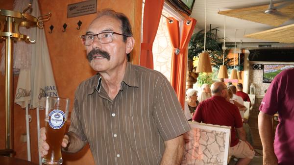 Wir erwischen Heiner (69) im Südstadtcafe in den letzten Minuten des Spiels, wie er unruhig auf seinem Platz hin- und herrutscht, nervös aufsteht, um sich gleich wieder hinzusetzen. "Mir geht sowas von die Pumpe! Der Club ist so nervös, das macht mich selbst ganz verrückt. Ein zweites Tor könnte schon noch kommen. Sie hätten es auf jeden Fall verdient." Die fünf Minuten Nachspielzeit kann er nicht verstehen. "Pfeift doch endlich ab!"