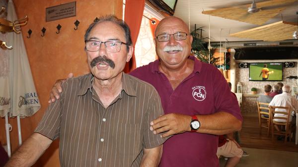 Peter (70) steht Heiner in den aufregenden letzten Minuten bei. Er bezeichnet das Spiel als durchwachsen. "Dresden macht das Spiel und der Club macht die Tore." Die Mannschaft müsse erst noch zusammenfinden. "Das erste Spiel ist immer das schwerste Spiel." Zum Trainer möchte er sich noch nicht äußern: "Den kenne ich noch zu wenig, um etwas zu sagen. Da brauche ich noch ein paar Spiele mehr." Dass er sich als langjähriger Clubfan nun wieder einmal mehr auf die zweite Liga einstellen muss, war ihm in der vergangenen Saison schnell klar, meint er. Die vorigen Trainer hatten einfach zu wenig Erfahrung.