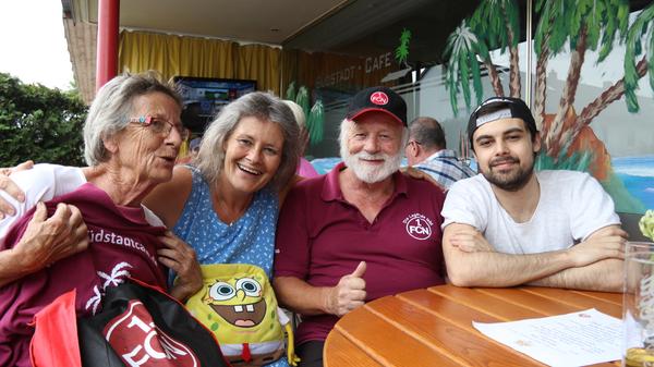 Clubzeit bedeutet Familienzeit. Die Vier kommen schon seit Jahren in das Südstadtcafe, um die Mannschaft anzufeuern. Denn: Hier ist die Atmosphäre ähnlich wie beim Livespiel im Stadion. Jeder kennt sich, es ist familiär. Nach dem Abpfiff eilt die Familie auf die Terrasse, um frische Luft zu schnappen. Das Spiel war einfach zu aufregend!