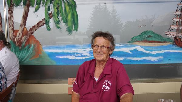 Auch Monika (75) hat mitgefiebert. Sie will nach diesem Spiel noch mehr von den Neuzugängen sehen, erklärt sie nach dem Abpfiff. Die Namen der neuen Kicker hat sie noch nicht auf dem Schirm, gibt sie zu. "Die muss ich erst noch kennenlernen". Dasselbe gilt für Trainer Damir Canadi, den sie noch nicht richtig einschätzen kann.