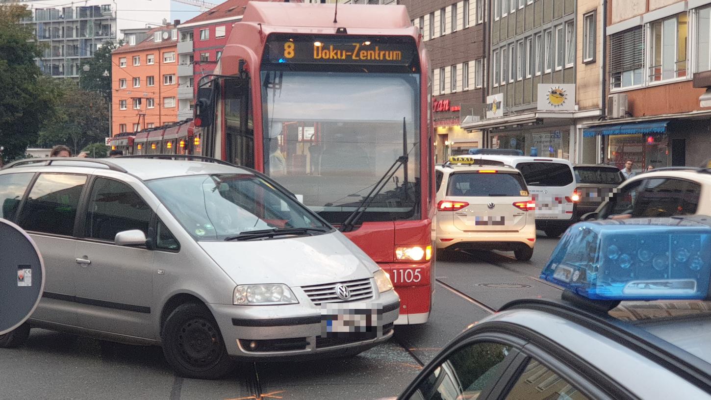 Beim Abbiegen kam es zu einem Unfall zwischen VW und Straßenbahn.