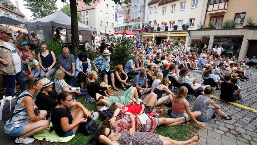 Straßenkünstler und Besuchermassen: Der Barden-Samstag abseits der Bühnen