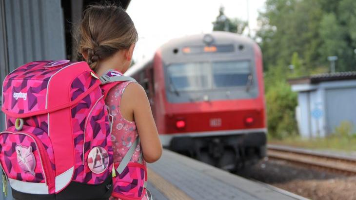 Einen Erstklässler mit der S-Bahn nach Hause schicken, das wollen weder Gemeinde noch Eltern. Auseinander gehen die Meinungen bei der Frage, wie die Moosbacher Ganztagesschüler stattdessen nach Hause kommen sollen.