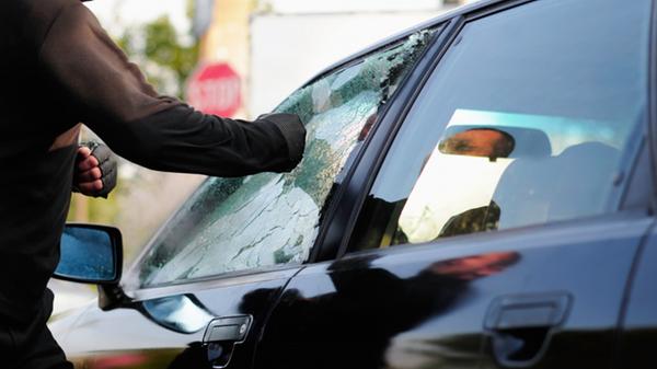 Einschlagen von Autoscheibe