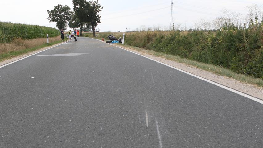 Lebensgefahr: Biker stürzt bei Cadolzburg in Kurve