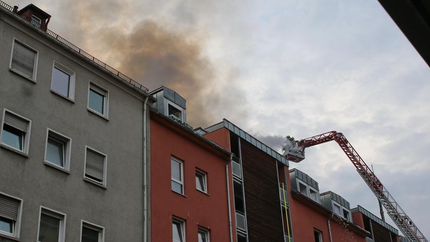 Dachstuhlbrand in Galgenhof fordert Feuerwehr mit Drehleiter