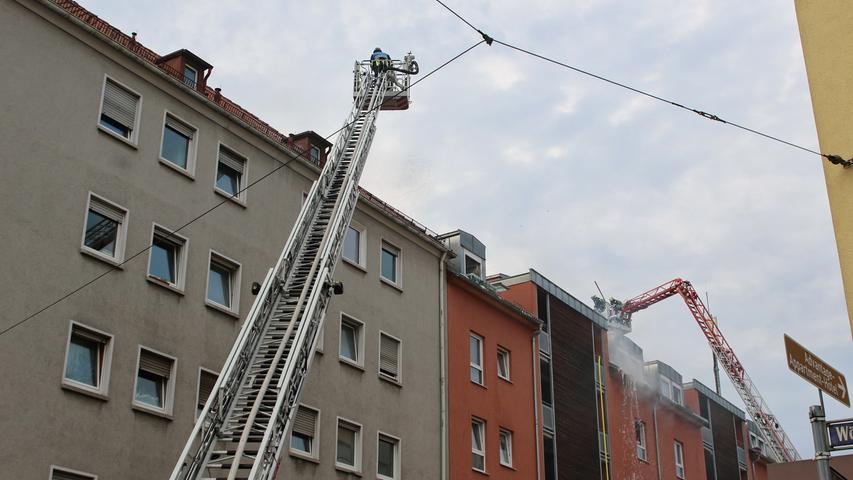Dachstuhlbrand in Galgenhof fordert Feuerwehr mit Drehleiter