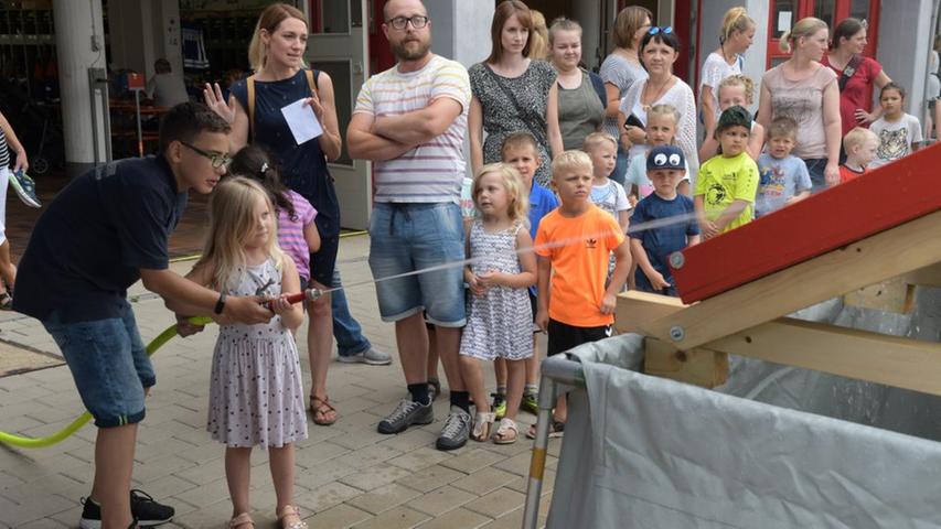Schlauchbootfahrt und Wasserbomben: Neustädter Feuerwehr eröffnet Ferienprogramm