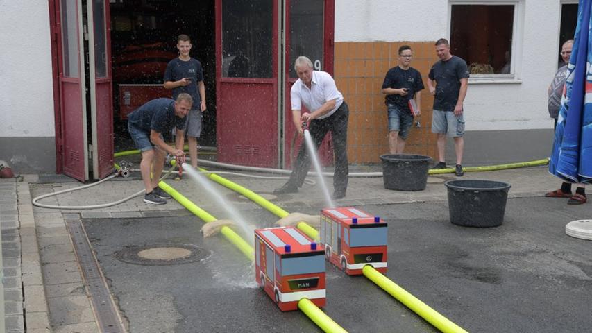 Schlauchbootfahrt und Wasserbomben: Neustädter Feuerwehr eröffnet Ferienprogramm