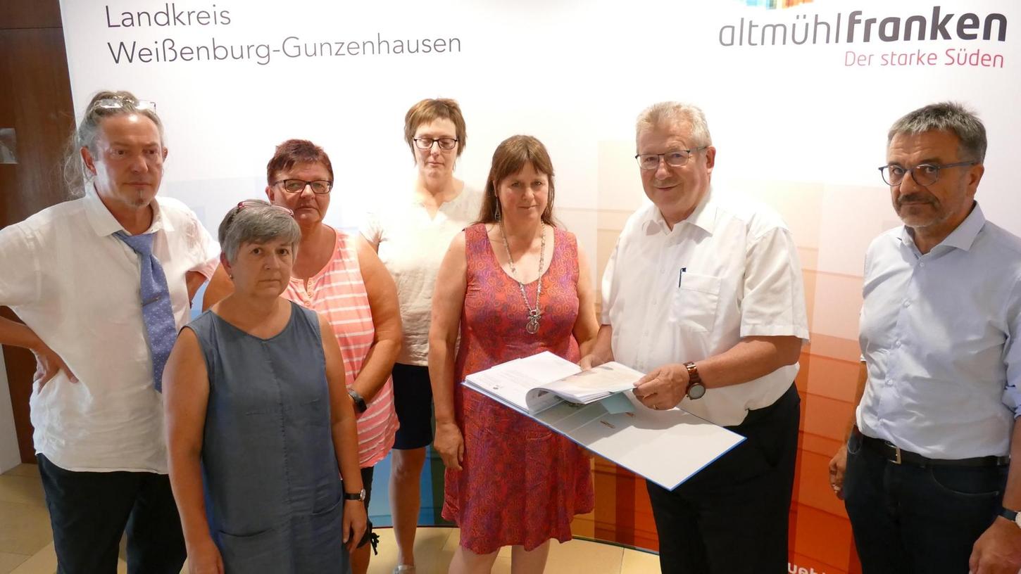 Die Bieswanger Bürgerinitiative überreichte Landrat Gerhard Wägemann 81 Unterschriften, um eine Genehmigung der Abbundanlage der Zimmerei Gegg in Bieswang zu verhindern.