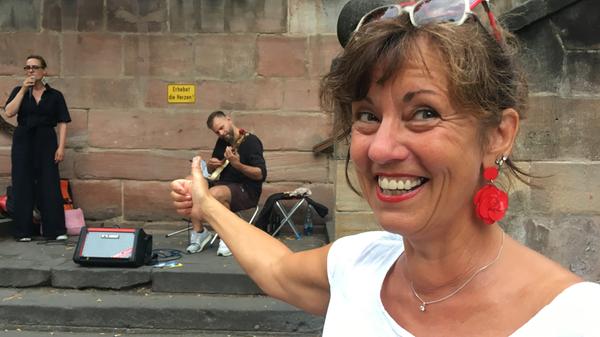 Kathrin Bradler (55): "Abgesehen davon, dass die Elektro-Roller jetzt herumfahren, ist es ein schönes Fest. Ich bin immer wieder davon begeistert, dass Nürnberg so friedlich feiern kann. Wir haben hier gute Musik, und viele internationale Gäste sind da. Nur die E-Roller hätte ich erst danach zugelassen."