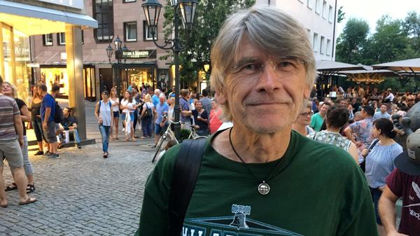 Manfred Müller (69): "Die Bands, die ich bisher gesehen habe, sind sehr gut. Mir fällt auf, dass im Vergleich zu den vergangenen Jahren mehr Künstler auf den Straßen zu sehen sind. Das ist besonders interessant, weil sie oft gut, aber nicht bekannt sind."