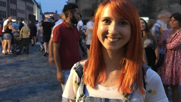 Denise Meyer (26): "Es ist eine sehr coole Veranstaltung. Das Bardentreffen passt gut zur Kulturhauptstadt 2025. Aber ich fände es noch besser, wenn es öfter im Jahr stattfinden würde. Es sind so viele Bands hier und oft hört man zwei gleichzeitig. Es wäre doch viel cooler, wenn sich alles besser verteilen würde, auch die vielen Leute."