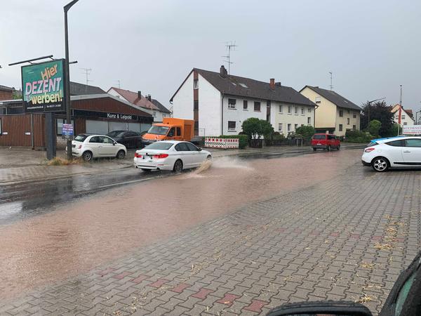 Einige Straßen in der Region - hier Veitsbronn im Landkreis Fürth - standen voller Wasser.