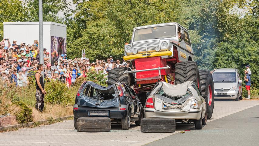 Flammen, irre Stunts, dicke Reifen: Monstertrucks heizen in Herzogenaurach