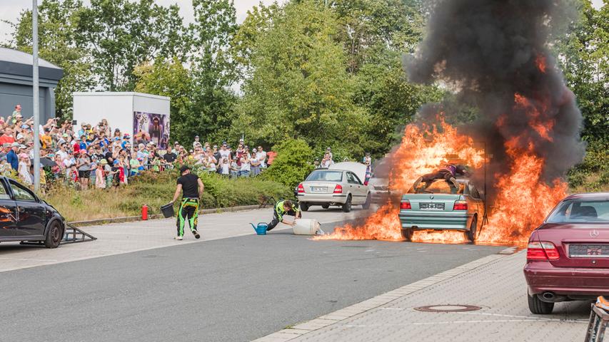 Flammen, irre Stunts, dicke Reifen: Monstertrucks heizen in Herzogenaurach