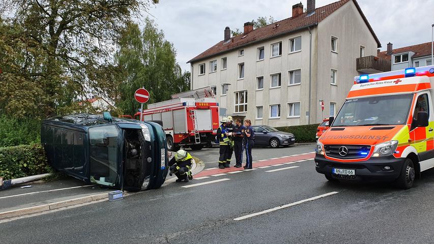 In Ansbach verlor an der Oechsler-Kreuzung ein VW-Fahrer wohl wegen Aquaplanings die Kontrolle über seinen Wagen, schlitterte gegen einen Bordstein und kippte zur Seite.