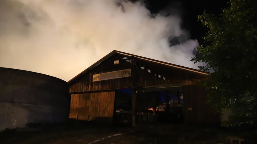 Rauch am Nachthimmel: Schwerer Scheunenbrand bei Windsbach