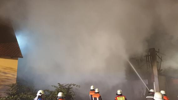 Rauch am Nachthimmel: Schwerer Scheunenbrand bei Windsbach Rauch am Nachthimmel: Schwerer Scheunenbrand bei Windsbach