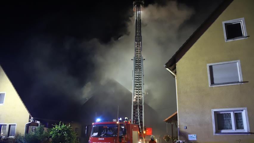 Rauch am Nachthimmel: Schwerer Scheunenbrand bei Windsbach