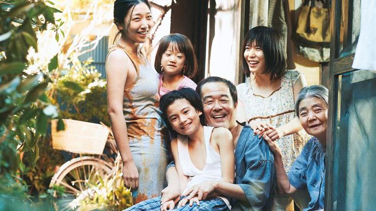 Der japanische Film "Shoplifters" ist eine von mehreren Filmperlen im August-Aufgebot von Prime Video und erscheint am 27. August in der Mediathek. Der Film von Hirokazu Koreeda aus dem Jahr 2018 erzählt die Geschichte einer unkonventionellen Familie aus dem japanischen  Prekariat, die ihren Lebensunterhalt in Teilen durch Ladendiebstahl verdient. Als die Familie auf die von ihren Eltern misshandelte 5-Jährige Yuri stößt, entschließt sie sich dazu, das Kind bei sich aufzunehmen... Auf den Gewinn der Goldenen Palme in Cannes folgten zahlreiche weitere internationale Preise für das Familiendrama, das nüchtern erzählt und trotzdem sehr rührt. Im Zentrum des bittersüßen Filmerlebnisses steht der Kontrast zwischen der Kühle sozial korrekten Verhaltens und der Wärme einer kleinkriminellen Familie aus der japanischen Unterschicht. "Shoplifters" überzeugt gleichzeitig durch ungeschönten Naturalismus und herzerwärmenden Humanismus.