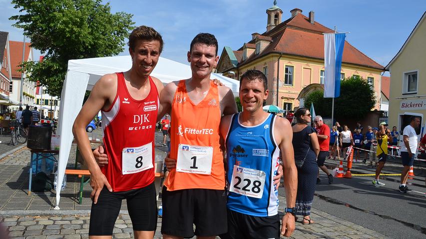 Stefan Böllet (Mitte) mit den schnellsten Konkurrenten Swen Arnold (3., li.) und Benjamin Peetz (re.), der für die Allersberger Feuerwehr lief.
