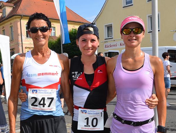 Die schnellsten Damen: Kim Korber (Mitte) gewann knapp vor Christine Ramsauer, Christina Schöll (re.) landete angeschlagen einen Achtungserfolg.