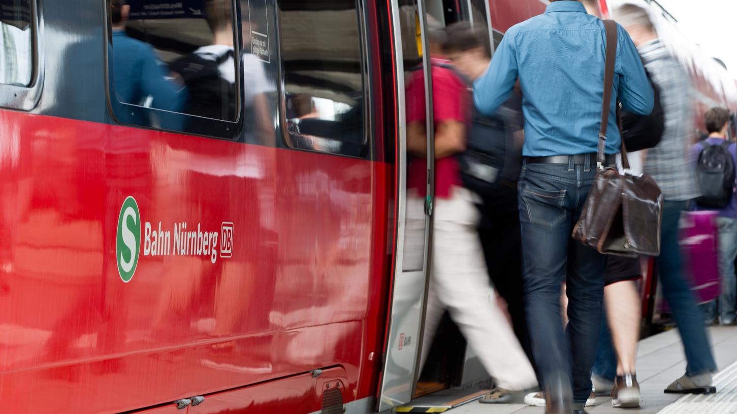 Die S-Bahn und andere Züge zwischen Nürnberg und Neumarkt haben derzeit erheblich Verspätung: Grund sind zum einen ein Baum auf dem Gleis zwischen Postbauer-Heng und Ochenbruck sowie zum anderen ein Notarteinsatz zwischen Postbauer-Heng und Neumarkt. 