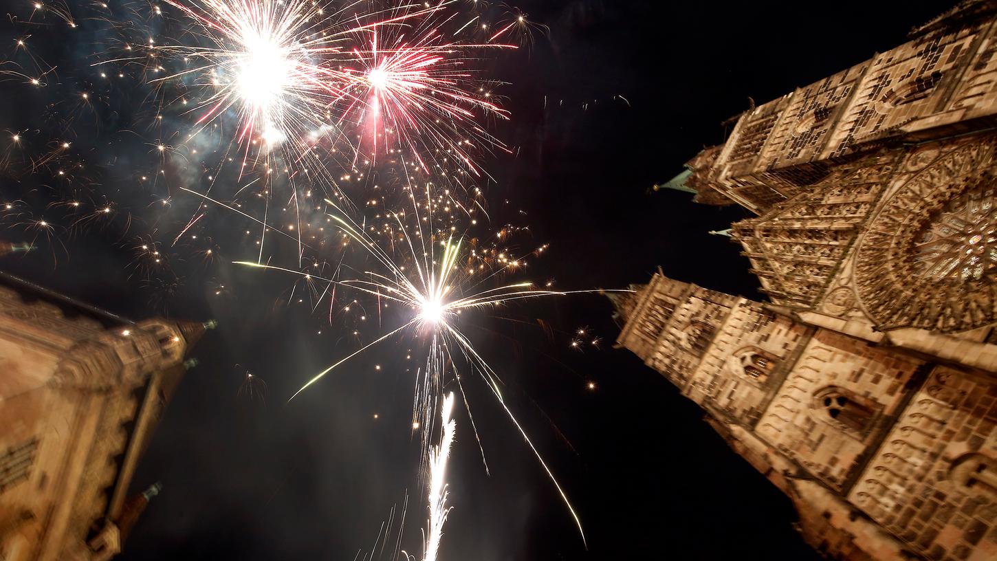 Die Stadt München sieht in den Silvesterfeuerwerken, wie hier 2018 in Nürnberg, eine erhebliche Umwelt-, Lärm- und Müllbelastung.