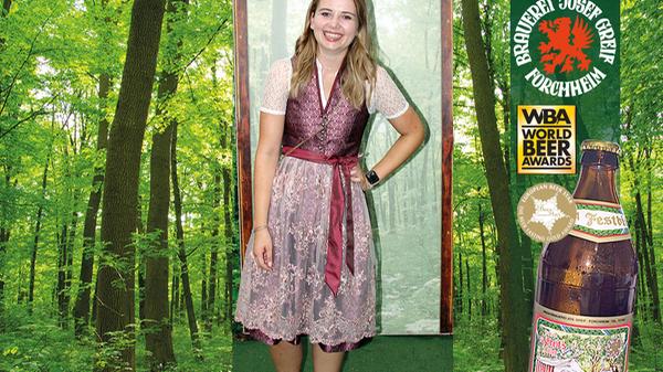 Und damit geht die Bronzemedaille mit 335 Stimmen an Lara Käding (19) aus Forchheim.