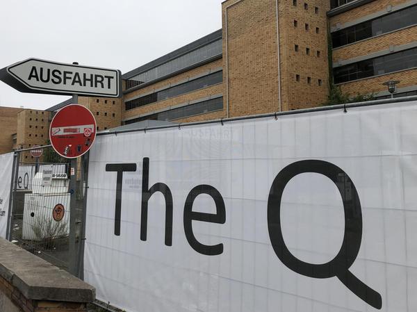 Transparente mit "The Q" hängen seit kurzem an den Bauzäunen vor dem Quelle-Komplex an der Fürther Straße. Sie sind Vorboten des Großprojekts der Gerchgroup.