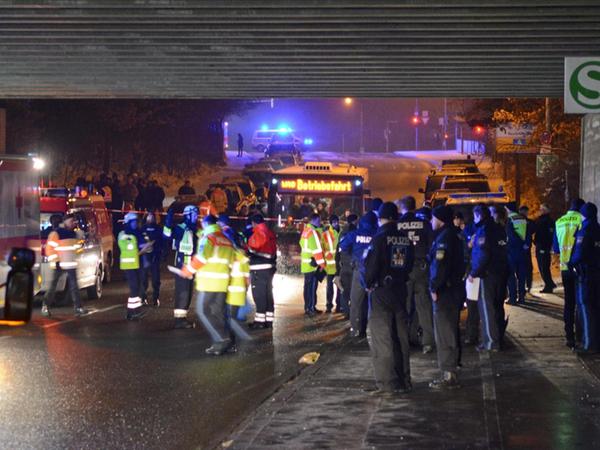 Ein großes Aufgebot an Polizei, Feuerwehr und Rettungskräften eilte am 26. Januar zum S-Bahnhof Frankenstadion. Zwei Jugendliche waren ins Gleis gestoßen und vom Zug überrollt worden.